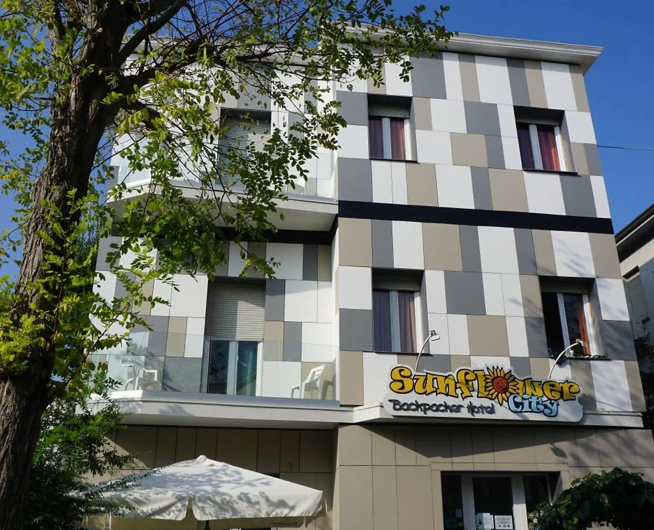 Sunflower City Student Hostel & Bar Римини