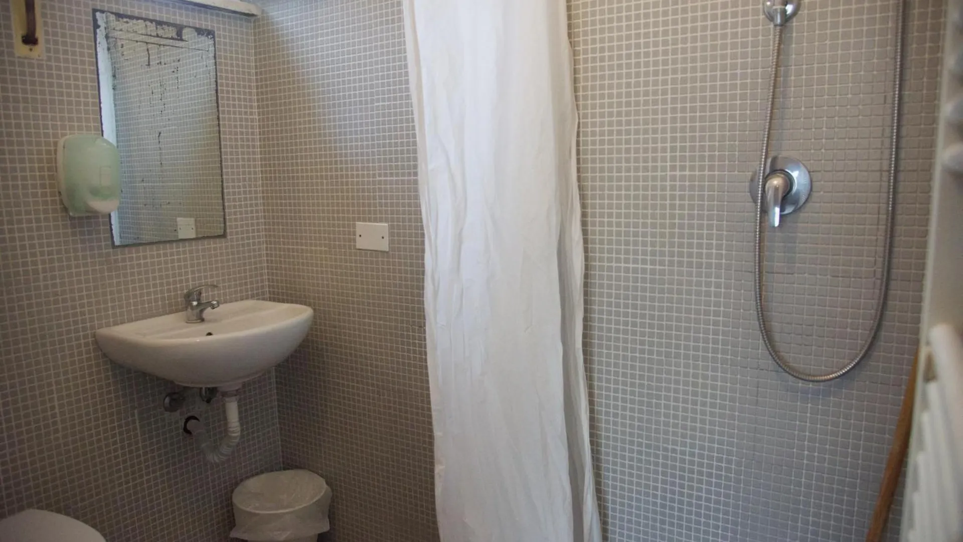 Sunflower City Student Hostel & Bar Rimini Italia